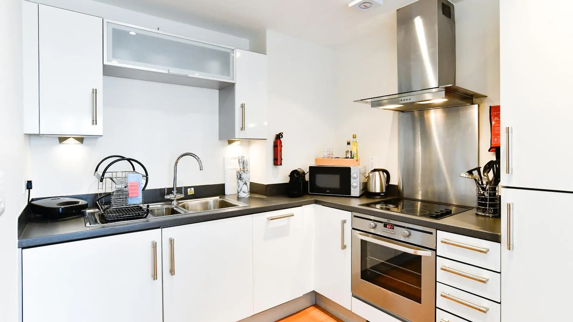 Stunning Beach View 1 Bed Apartment With Parking Swansea